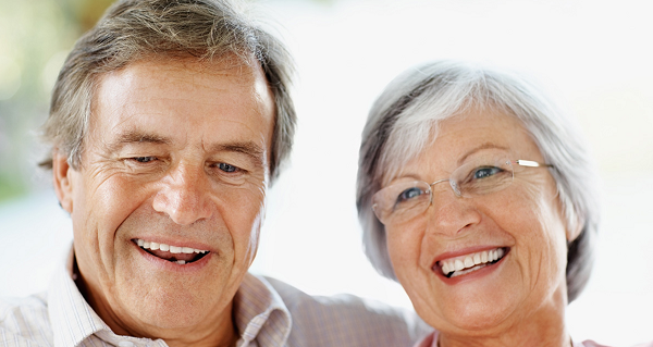 Người trung niên và cao tuổi cần nước súc miệng nhẹ nhàng và bảo vệ